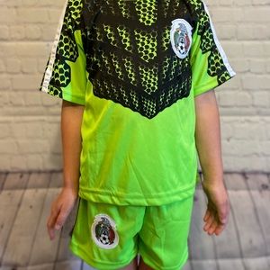 Black Friday sales!!!Mexico Green kids uniform size 6 years